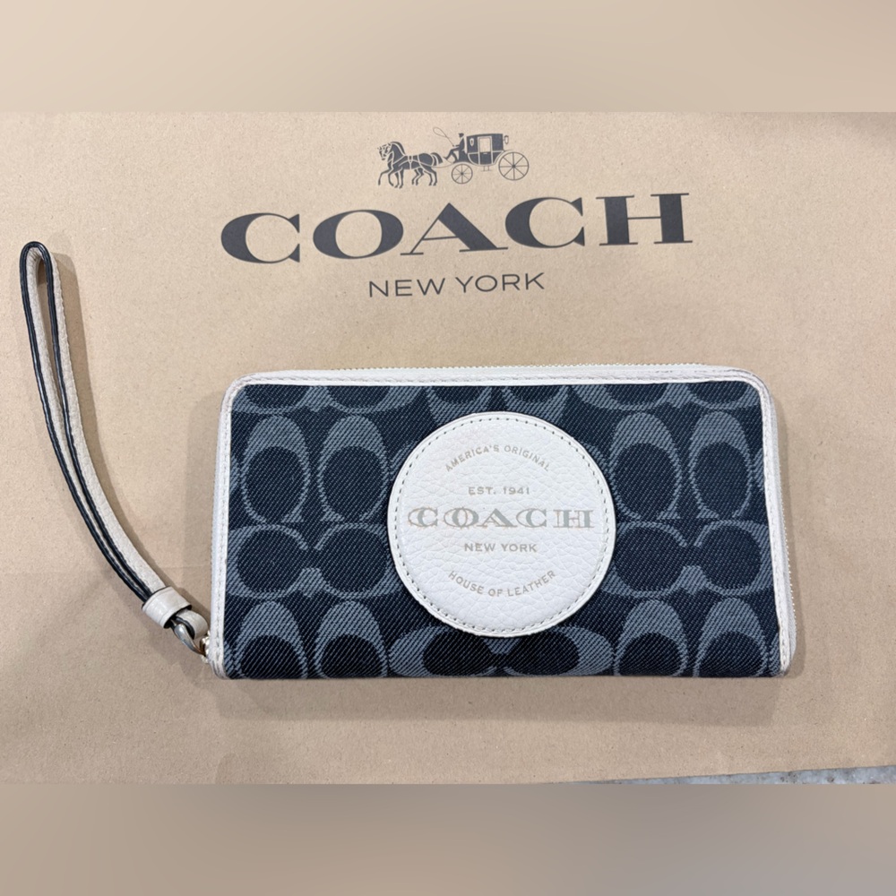 Coach Dempsey Large Phone Wallet
C4581